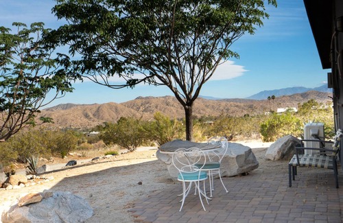 Morongo Valley House | Peaceful Retreat Chateau Merlot – Large Home on 25 acre Estate