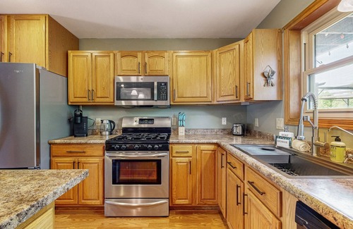 Rome House | Peaceful Retreat with Lakes, Trails & Golf nearby, Large deck, W/D & WIFI