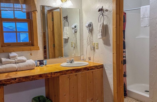 Dubois Cabin | Peaceful Riverfront Cabin, Parking, Hot Tub, 2 Queens & Stunning Mountain Views