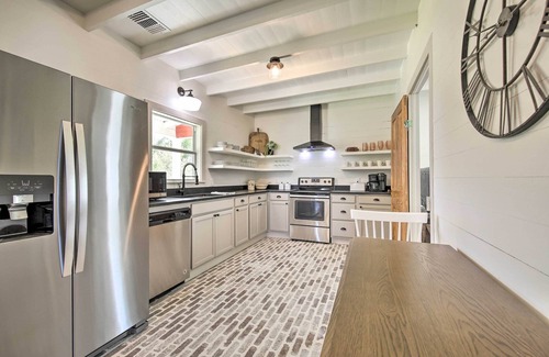 Schulenburg House | Peaceful Schulenburg Farmhouse w/Fire Pit & Grill