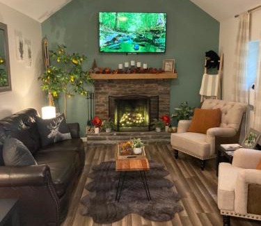 Tafton Villa | Peaceful Seasonal Wooded Cottage close to everything