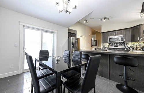 Grande Prairie House | Peaceful Stay | Fast WIFI & Smart TV | Garage