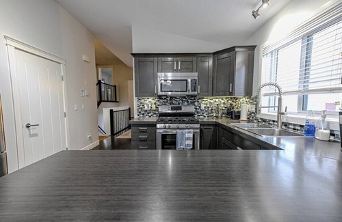 Grande Prairie House | Peaceful Stay | Fast WIFI & Smart TV | Garage