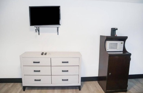 Ronks Hotel | Peaceful Stay near Rockvale Outlets w/Parking Available on Site
