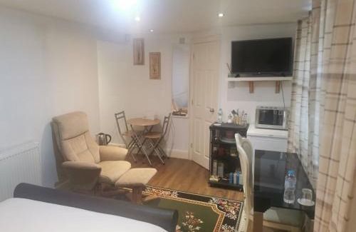 Nottingham Apartment | Peaceful Studio En-suite pvt entrance Garden free parking