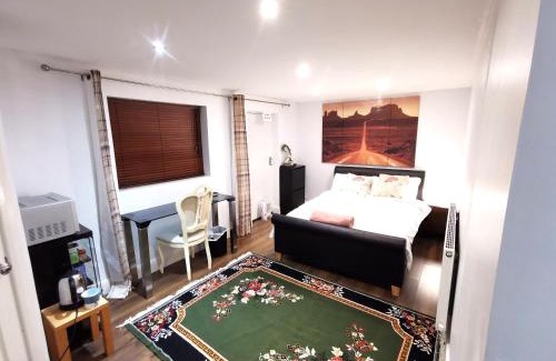 Nottingham Apartment | Peaceful Studio En-suite pvt entrance Garden free parking