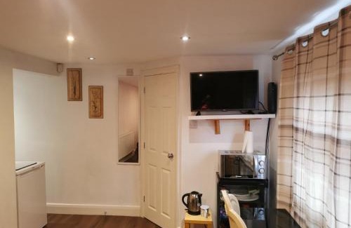 Nottingham Apartment | Peaceful Studio En-suite pvt entrance Garden free parking