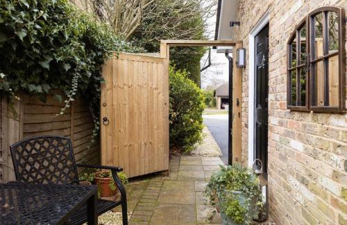 Cobham Apartment | Peaceful Studio Flat with Patio and Dogs allowed