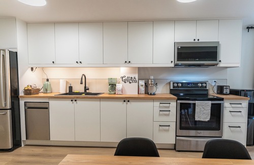 Armstrong House | Peaceful Suite near Vernon/Armstrong