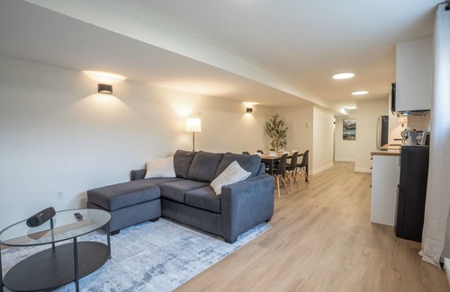 Armstrong House | Peaceful Suite near Vernon/Armstrong - Brand New