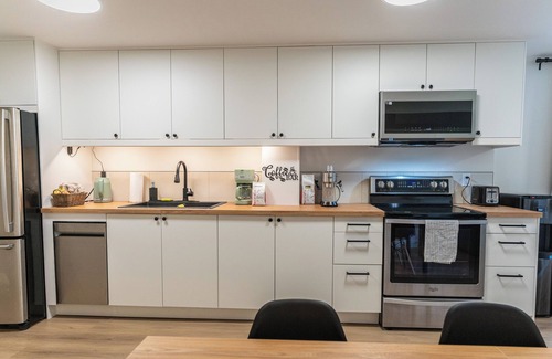 Armstrong House | Peaceful Suite near Vernon/Armstrong - Brand New