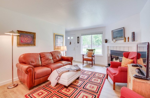 Southeast Boise House | Peaceful townhouse with pool, fast WiFi & partial mountain views - walk to shops