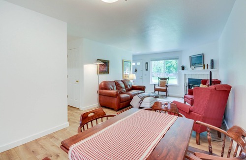 Southeast Boise House | Peaceful townhouse with pool, fast WiFi & partial mountain views - walk to shops