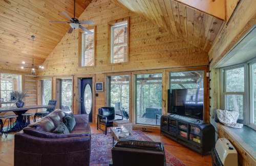 Whitley City House | Peaceful Whitley City Cabin on 10 Wooded Acres!