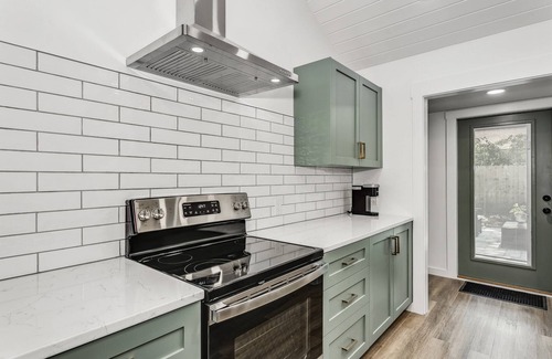 East Hill Apartment | Peaches Place is a Beautiful New Guest House - Heart of East Hill - Fast WiFi - Private Back Yard