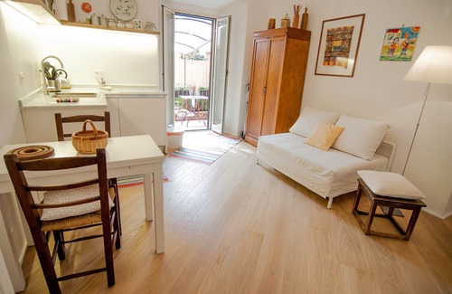 Vatican Apartment | PEACOCK GARDEN in Vatican