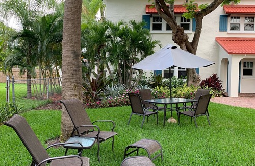 Parrot Cove Apartment | Peacock Paradise (1.3 mls beach 🏖 &.3 Lakeworth Golf ⛳️ Club)