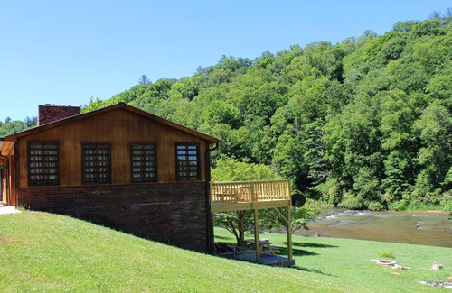Jefferson Cabin | Peak Leaf Season + Peak Comfort @ Rivers Edge
