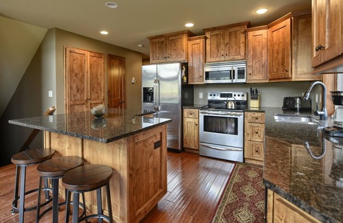 Lead Cabin | Peak2- Hot Tub, WiFi, Foosball, Garage, AC