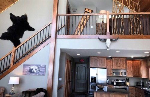 Lead Cabin | Peak2- Hot Tub, WiFi, Foosball, Garage, AC