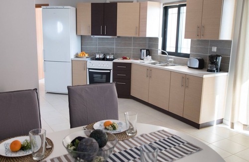 Spanokhorion Apartment | Pearl Apartment with communal pool and sea view