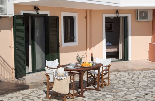 Spanokhorion Apartment | Pearl Apartment with communal pool and sea view