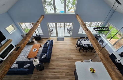 Greenville House | Pearl Beach: Fall Foliage & Cozy Evenings – A Lakeside Retreat Awaits!