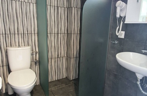 Plomari Hotel | Pebble Beach Hotel