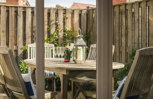 Camber Cottage | Pebbles - a cottage that sleeps 6 guests in 3 bedrooms