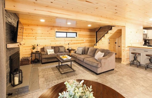 Donner Lake Woods Cabin | Peek of Donner Lake | Ski Lease Available!