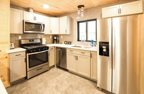 Donner Lake Woods Cabin | Peek of Donner Lake | Ski Lease Available!