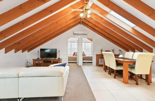 Bathurst House | Peel St - Walk to CBD, Large Family Home