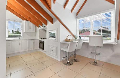 Bathurst House | Peel St - Walk to CBD, Large Family Home