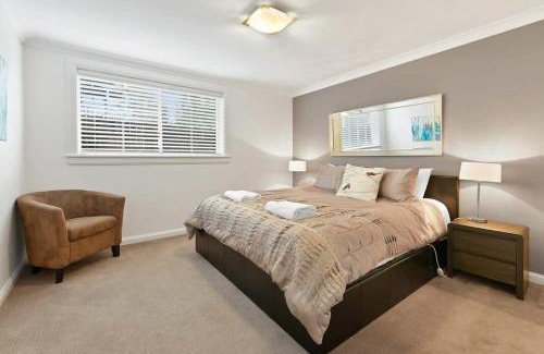 Bathurst House | Peel St - Walk to CBD, Large Family Home