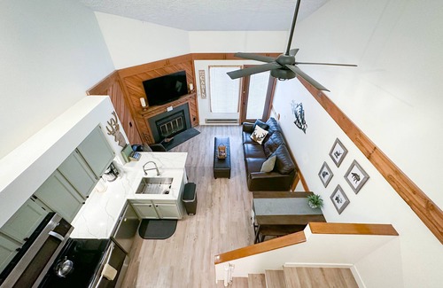 Brian Head Condo | Peep Fall leaves asap! King Bed! Pool! Hike + Bike! Close to Zion + Bryce NPs.