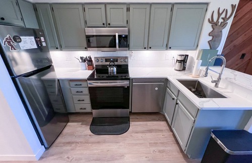 Brian Head Condo | Peep Fall leaves asap! King Bed! Pool! Hike + Bike! Close to Zion + Bryce NPs.