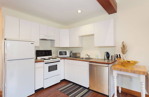 Pemberton Apartment | Pemberton Valley 1 bedroom suite king bed gorgeous views parking walk to Village