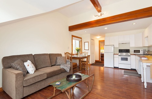 Pemberton Apartment | Pemberton Valley 1 bedroom suite king bed gorgeous views parking walk to Village