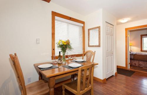 Pemberton Apartment | Pemberton Valley 1 bedroom suite king size bed WIFI cable TV gorgeous views free parking walk to Village