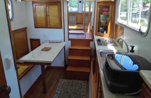 Chateau-Gontier Boat Rental | Penichette cosy couple famille amis ouvriers