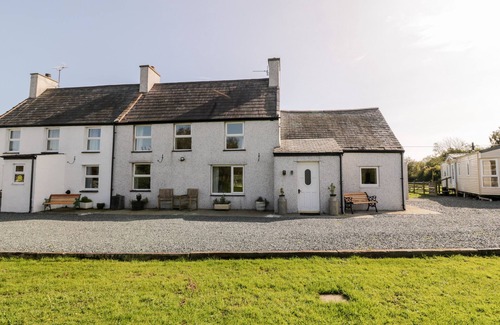 Newborough Cottage | PENLLYN, pet friendly, with open fire in Newborough