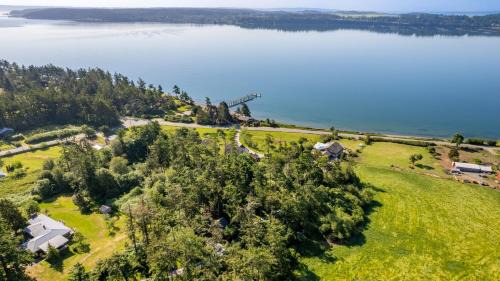 Oak Harbor House | Penn Cove Overlook by AvantStay Cabin w Views