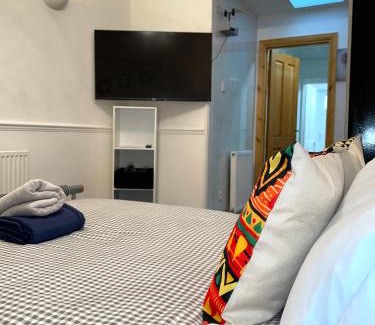 Havering Park Apartment | Penn Gardens Spacious Studio - 3