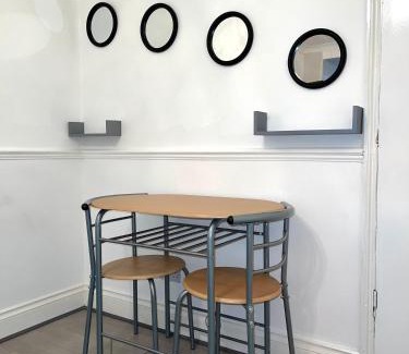 Havering Park Apartment | Penn Gardens Spacious Studio - 3