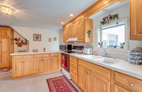 Town of Benton House | Penn Yan Vacation Rental Near Seneca & Keuka Lakes