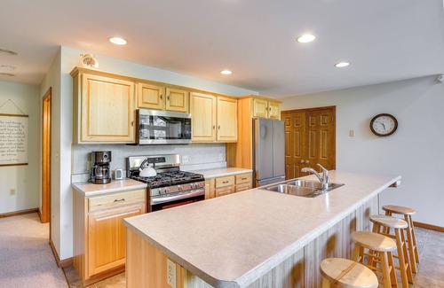 Belleville Cabin | Pennsylvania Cabin Hideaway: Hot Tub & Deck!