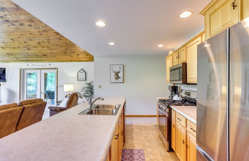 Belleville Cabin | Pennsylvania Cabin Hideaway: Hot Tub & Deck!