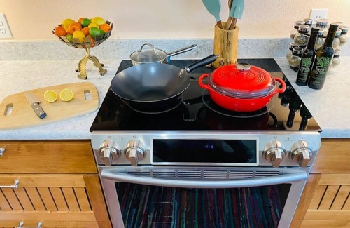 Holiday Island Apartment | Penny's Place, Near Marina, Kitchen, FAST WiFi