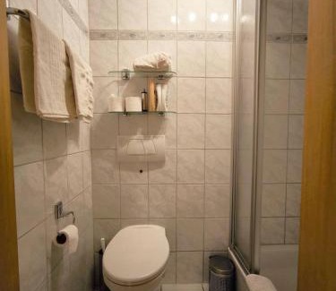 Tarforst House | Pension im Charme der 90er