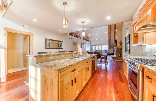 Government Camp Condo | Penthouse condo w/mountain views & shared pool/hot tub - close to ski access